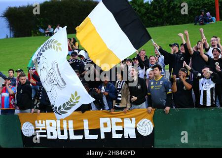 27th. November 2021; Netstrata Jubilee Stadium, Sydney, NSW, Australien: A-League Football, Sydney FC gegen MacArthur; die Fans des MacArthur FC jubeln ihrem Team zu Stockfoto