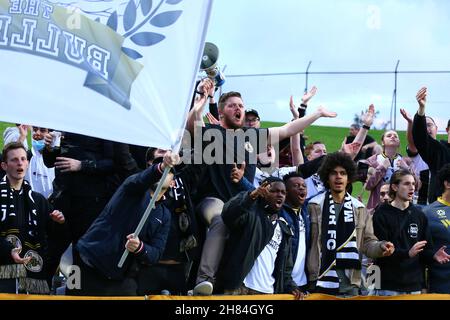 27th. November 2021; Netstrata Jubilee Stadium, Sydney, NSW, Australien: A-League Football, Sydney FC gegen MacArthur; die Fans des MacArthur FC jubeln ihrem Team zu Stockfoto