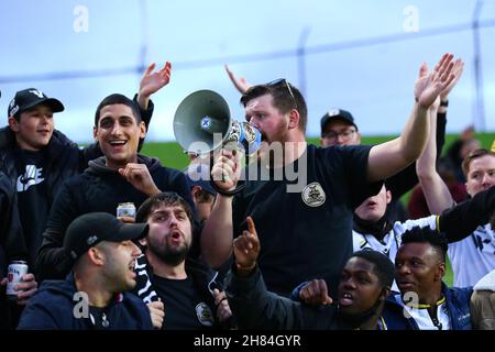 27th. November 2021; Netstrata Jubilee Stadium, Sydney, NSW, Australien: A-League Football, Sydney FC gegen MacArthur; die Fans des MacArthur FC jubeln ihrem Team zu Stockfoto