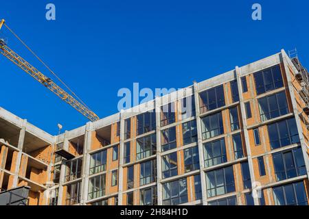 Große Baustelle mit stark frequentierten Turmdrehkranen im Hochhaus Stockfoto