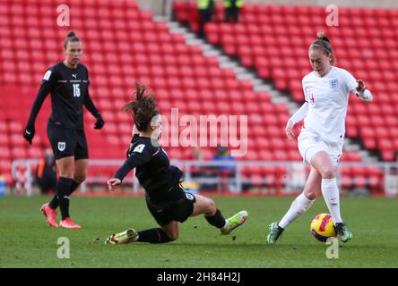 SUNDERLAND, GBR. NOV 27th die Österreicherin Barbara Dunst stürzt sich am Samstag, den 27th. November 2021, im Stadion of Light, Sunderland, gegen die Engländerin Keira Walsh während des FIFA Frauen-Weltcup-Qualifying-Spiels der Gruppe D zwischen England Women und Österreich. (Kredit: Michael Driver | MI Nachrichten) Kredit: MI Nachrichten & Sport /Alamy Live Nachrichten Stockfoto