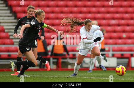 SUNDERLAND, GBR. NOV 27th die Engländerin Fran Kirby geht am Samstag, den 27th. November 2021, im Stadion of Light, Sunderland, beim FIFA Frauen-Weltcup-Qualifikationsspiel der Gruppe D zwischen England Women und Österreich um die österreichischen Verteidiger. (Kredit: Michael Driver | MI Nachrichten) Kredit: MI Nachrichten & Sport /Alamy Live Nachrichten Stockfoto