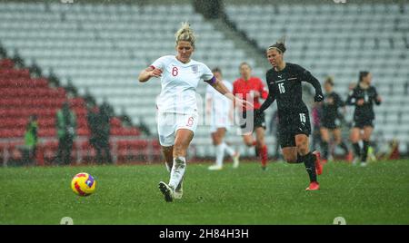 SUNDERLAND, GBR. NOV 27th die Engländerin Millie Bright und die Österreicherin Nicole Billa mitten im Schneesturm während des FIFA Frauen-WM-Qualifikationsspiel der Gruppe D zwischen England Women und Österreich am Samstag, dem 27th. November 2021 im Stadion of Light, Sunderland. (Kredit: Michael Driver | MI Nachrichten) Kredit: MI Nachrichten & Sport /Alamy Live Nachrichten Stockfoto