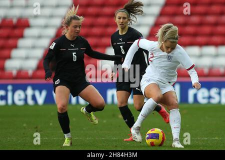 SUNDERLAND, GBR. NOV 27th die Engländerin Rachel Daly holt den Ball am Samstag, dem 27th. November 2021, im Stadion of Light, Sunderland, an zwei österreichischen Spielern vorbei und setzt dabei einen Schritt über die FIFA Frauen-Weltmeisterschaft der Gruppe D im Qualifying-Spiel zwischen England Women und Österreich. (Kredit: Michael Driver | MI Nachrichten) Kredit: MI Nachrichten & Sport /Alamy Live Nachrichten Stockfoto