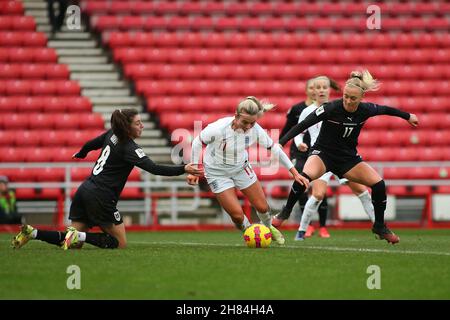 SUNDERLAND, GBR. NOV 27th die Engländerin Lauren Hemp geht am Samstag, dem 27th. November 2021, beim Qualifying-Spiel der FIFA Frauen-Gruppe D zwischen England Women und Österreich im Stadion of Light, Sunderland, an der österreichischen Sarah Puntigam und der österreichischen Barbara Dunst vorbei. (Kredit: Michael Driver | MI Nachrichten) Kredit: MI Nachrichten & Sport /Alamy Live Nachrichten Stockfoto