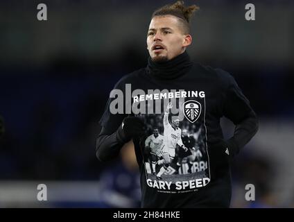 Brighton and Hove, England, 27th. November 2021. Kalvin Phillips aus Leeds United wärmt sich auf, während er ein T-Shirt zum Jahrestag der Entbetung von Gary Speed während des Premier League-Spiels im AMEX Stadium, Brighton und Hove trägt. Bildnachweis sollte lauten: Paul Terry / Sportimage Stockfoto