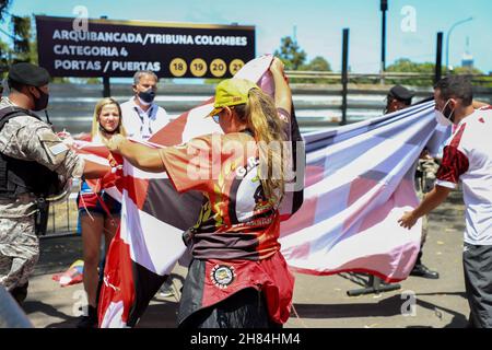 Montevideo, Uruguai, USA. 27th. November 2021. CONMEBOL Libertadores Finale: Palmeiras und Flamengo. 27. November, Montevideo, Uruguay: Bewegung der Flamengo-Fans am Eingang des Centenario-Stadions in Montevideo, Uruguay, das am Samstag (27) das Finale des CONMEBOL Libertadores zwischen Palmeiras und Flamengo veranstaltet. Bild: Leco Viana/TheNews2 (Bild: © Leco Viana/TheNEWS2 via ZUMA Press Wire) Stockfoto