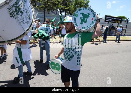 Montevideo, Uruguai, USA. 27th. November 2021. CONMEBOL Libertadores Finale: Palmeiras und Flamengo. 27. November, Montevideo, Uruguay: Bewegung der Palmeiras-Fans am Eingang des Centenario-Stadions in Montevideo, Uruguay, das am Samstag (27) das Finale des CONMEBOL Libertadores zwischen Palmeiras und Flamengo veranstaltet. Bild: Leco Viana/TheNews2 (Bild: © Leco Viana/TheNEWS2 via ZUMA Press Wire) Stockfoto