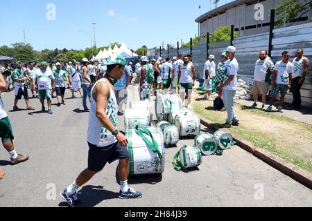 Montevideo, Uruguai, USA. 27th. November 2021. CONMEBOL Libertadores Finale: Palmeiras und Flamengo. 27. November, Montevideo, Uruguay: Bewegung der Palmeiras-Fans am Eingang des Centenario-Stadions in Montevideo, Uruguay, das am Samstag (27) das Finale des CONMEBOL Libertadores zwischen Palmeiras und Flamengo veranstaltet. Bild: Leco Viana/TheNews2 (Bild: © Leco Viana/TheNEWS2 via ZUMA Press Wire) Stockfoto