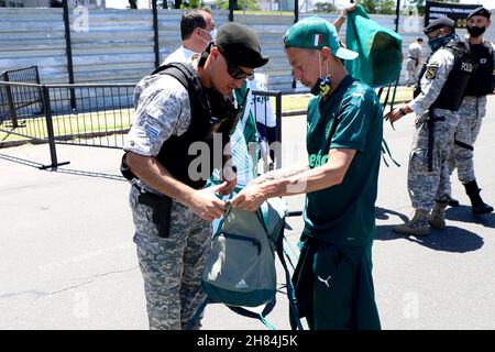 Montevideo, Uruguai, USA. 27th. November 2021. CONMEBOL Libertadores Finale: Palmeiras und Flamengo. 27. November, Montevideo, Uruguay: Bewegung der Palmeiras-Fans am Eingang des Centenario-Stadions in Montevideo, Uruguay, das am Samstag (27) das Finale des CONMEBOL Libertadores zwischen Palmeiras und Flamengo veranstaltet. Bild: Leco Viana/TheNews2 (Bild: © Leco Viana/TheNEWS2 via ZUMA Press Wire) Stockfoto