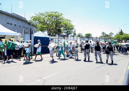 Montevideo, Uruguai, USA. 27th. November 2021. CONMEBOL Libertadores Finale: Palmeiras und Flamengo. 27. November, Montevideo, Uruguay: Bewegung der Palmeiras-Fans am Eingang des Centenario-Stadions in Montevideo, Uruguay, das am Samstag (27) das Finale des CONMEBOL Libertadores zwischen Palmeiras und Flamengo veranstaltet. Bild: Leco Viana/TheNews2 (Bild: © Leco Viana/TheNEWS2 via ZUMA Press Wire) Stockfoto