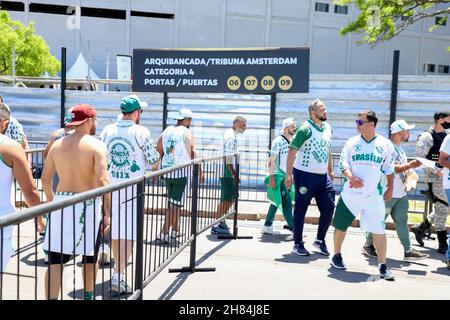 Montevideo, Uruguai, USA. 27th. November 2021. CONMEBOL Libertadores Finale: Palmeiras und Flamengo. 27. November, Montevideo, Uruguay: Bewegung der Palmeiras-Fans am Eingang des Centenario-Stadions in Montevideo, Uruguay, das am Samstag (27) das Finale des CONMEBOL Libertadores zwischen Palmeiras und Flamengo veranstaltet. Bild: Leco Viana/TheNews2 (Bild: © Leco Viana/TheNEWS2 via ZUMA Press Wire) Stockfoto