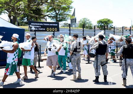 Montevideo, Uruguai, USA. 27th. November 2021. CONMEBOL Libertadores Finale: Palmeiras und Flamengo. 27. November, Montevideo, Uruguay: Bewegung der Palmeiras-Fans am Eingang des Centenario-Stadions in Montevideo, Uruguay, das am Samstag (27) das Finale des CONMEBOL Libertadores zwischen Palmeiras und Flamengo veranstaltet. Bild: Leco Viana/TheNews2 (Bild: © Leco Viana/TheNEWS2 via ZUMA Press Wire) Stockfoto