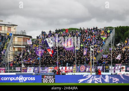 Empoli, Italien. 27th. November 2021. Fiorentina Unterstützer während des FC Empoli gegen ACF Fiorentina, italienische Fußballserie Ein Spiel in Empoli, Italien, November 27 2021 Quelle: Independent Photo Agency/Alamy Live News Stockfoto