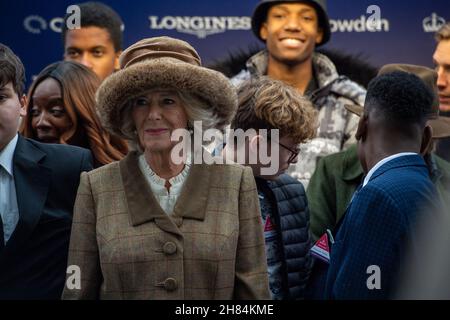 Ascot, Bergen, Großbritannien. 20th. November 2021. Camilla, Herzogin von Cornwall und Präsidentin des Ebony Horse Club in Brixton, mit dem Ebony Horse Club, der jungen Menschen hilft, reiten zu lernen und ihnen Selbstvertrauen verleiht. Der Ebony Horse Club Novices' Limited Handicap Steeple Chase wurde von Jockey Bryony Frost auf Pferd Jeremy Pass gewonnen und die Herzogin machte die Präsentation Credit: Maureen McLean/Alamy Stockfoto