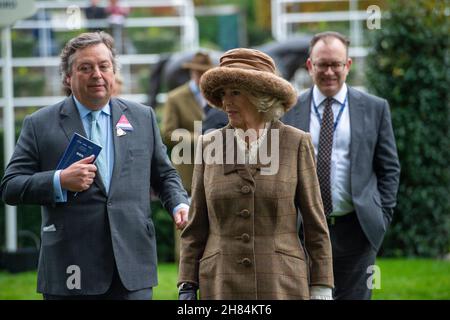 Ascot, Bergen, Großbritannien. 20th. November 2021. Camilla, Herzogin von Cornwall und Präsidentin des Ebony Horse Clubs in Brixton, unterhielt sich mit Jugendlichen des Ebony Horse Clubs, der jungen Menschen hilft, Reiten zu lernen und ihnen Selbstvertrauen zu geben. Der Ebony Horse Club Novices' Limited Handicap Steeple Chase wurde von Jockey Bryony Frost auf Pferd Jeremy Pass gewonnen und die Herzogin machte die Präsentation Credit: Maureen McLean/Alamy Stockfoto