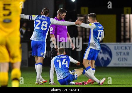 SUTTON, GBR. NOV 27th Oliver Banks of Barrow und Tom White von Barrow im Gespräch mit dem Schiedsrichter Brett Huxtable während des Sky Bet League 2-Spiels zwischen Sutton United und Barrow im Knights Community Stadium, Gander Green Lane, Sutton am Samstag, den 27th. November 2021. (Kredit: Ivan Yordanov | MI Nachrichten) Kredit: MI Nachrichten & Sport /Alamy Live Nachrichten Stockfoto