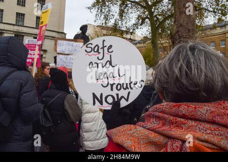 London, Großbritannien. 27th. November 2021. Demonstranten versammelten sich vor der Downing Street, um sich solidarisch mit Flüchtlingen zu zeigen, nachdem 27 Migranten im Ärmelkanal ertranken und versuchten, von Frankreich aus nach Großbritannien zu gelangen. Kredit: Vuk Valcic / Alamy Live Nachrichten Stockfoto