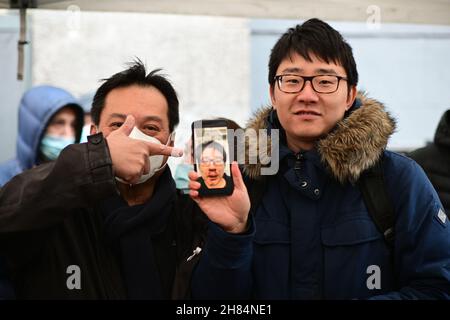 Sprecher Dr. Peng Wang wurde von einer Gruppe von feigen weißen Menschen brutal geschlagen, Nein zum Neuen Kalten Krieg - Stoppt Rassismus - Stoppt asiatischen Hass, Chinatown London am 27th. November 2021. Stockfoto