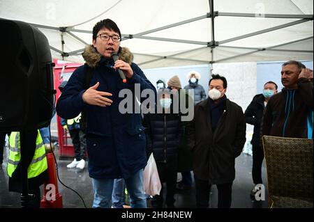 Sprecher Dr. Peng Wang wurde von einer Gruppe von feigen weißen Menschen brutal geschlagen, Nein zum Neuen Kalten Krieg - Stoppt Rassismus - Stoppt asiatischen Hass, Chinatown London am 27th. November 2021. Stockfoto