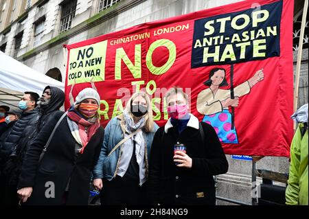 Sprecher Fiona Edwards Rally, No to New Cold war - Stop Racism - Stop Asian Hate, Chinatown London am 27th. November 2021. Stockfoto