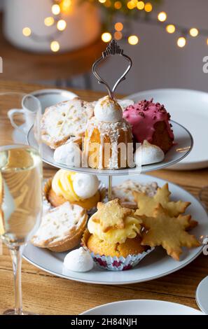 Weihnachtstee am Nachmittag mit Mince Pies, Kuchen und Keksen Stockfoto