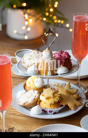 Weihnachtstee am Nachmittag mit Mince Pies, Kuchen und Keksen Stockfoto