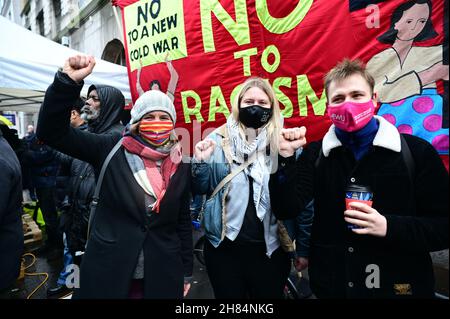 Sprecher Fiona Edwards Rally, No to New Cold war - Stop Racism - Stop Asian Hate, Chinatown London am 27th. November 2021. Stockfoto