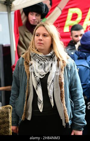 Sprecher Fiona Edwards Rally, No to New Cold war - Stop Racism - Stop Asian Hate, Chinatown London am 27th. November 2021. Stockfoto