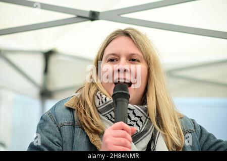 Sprecher Fiona Edwards Rally, No to New Cold war - Stop Racism - Stop Asian Hate, Chinatown London am 27th. November 2021. Stockfoto