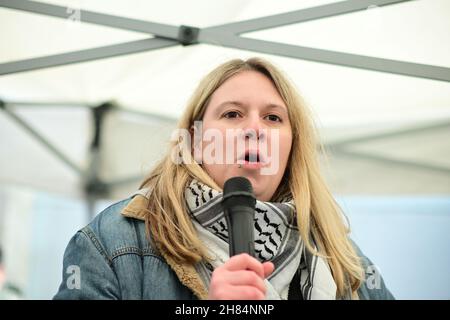 Sprecher Fiona Edwards Rally, No to New Cold war - Stop Racism - Stop Asian Hate, Chinatown London am 27th. November 2021. Stockfoto