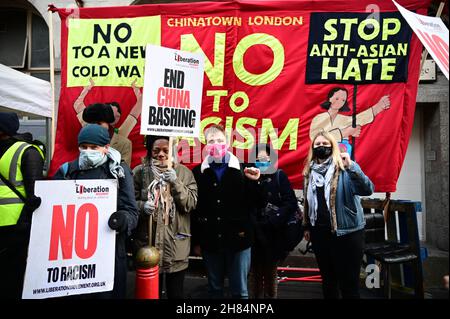 Sprecher Fiona Edwards Rally, No to New Cold war - Stop Racism - Stop Asian Hate, Chinatown London am 27th. November 2021. Stockfoto