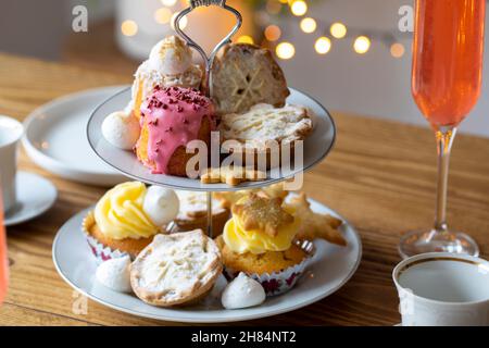 Weihnachtstee am Nachmittag mit Mince Pies, Kuchen und Keksen Stockfoto