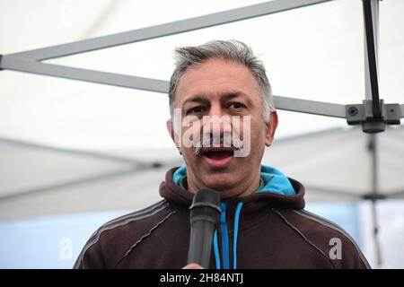 Sprecher Janpal Basran Rally, No to New Cold war - Stop Racism - Stop Asian Hate, Chinatown London am 27th. November 2021. Stockfoto