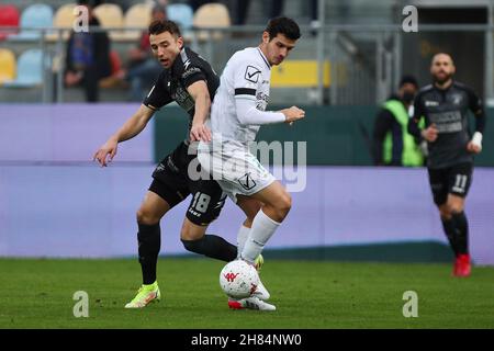 Frosinone, Italien. 27th. November 2021. FROSINONE, ITALIEN - 27. November : Andrija Novakowitsch (L) von Frosinone im Kampf gegen Michele Camporese (R) von Pordenone während des Fußballmatches der Serie A zwischen Frosinone und Pordenone Stadio Benito Stirpe am 27. November 2021 in Frosinone Italien Credit: Independent Photo Agency/Alamy Live News Stockfoto
