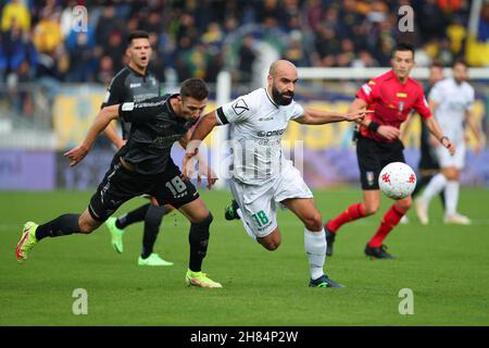 Frosinone, Italien. 27th. November 2021. FROSINONE, ITALIEN - 27. November : Andrija Novakovich (L) von Frosinone im Kampf gegen Simone Pasa (R) von Pordenone während des Fußballmatches der Serie A zwischen Frosinone und Pordenone Stadio Benito Stirpe am 27. November 2021 in Frosinone Italien Credit: Independent Photo Agency/Alamy Live News Stockfoto