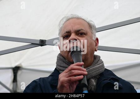 Sprecher Suresh Grover Rally, No to New Cold war - Stop Racism - Stop Asian Hate, Chinatown London am 27th. November 2021. Stockfoto