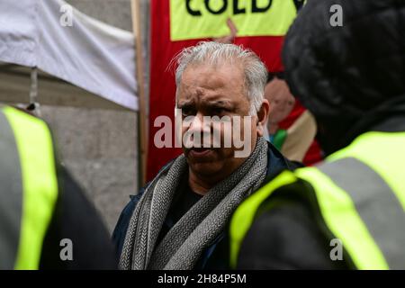 Sprecher Suresh Grover Rally, No to New Cold war - Stop Racism - Stop Asian Hate, Chinatown London am 27th. November 2021. Stockfoto