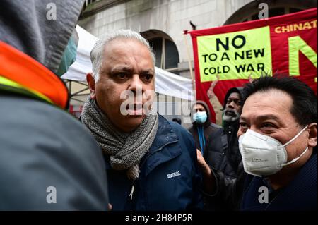 Sprecher Suresh Grover Rally, No to New Cold war - Stop Racism - Stop Asian Hate, Chinatown London am 27th. November 2021. Stockfoto