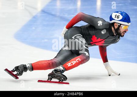 DORDRECHT, NIEDERLANDE - 27. NOVEMBER: Steven Dubois aus Kanada tritt am 27. November 2021 auf dem Optisport Sportboulevard in Dordrecht, Niederlande, beim ISU World Cup Short Track Speed Skating Dordrecht an (Foto: Douwe Bijlsma/Orange Picches) Stockfoto