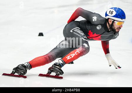 DORDRECHT, NIEDERLANDE - 27. NOVEMBER: Steven Dubois aus Kanada tritt am 27. November 2021 auf dem Optisport Sportboulevard in Dordrecht, Niederlande, beim ISU World Cup Short Track Speed Skating Dordrecht an (Foto: Douwe Bijlsma/Orange Picches) Stockfoto