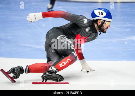 DORDRECHT, NIEDERLANDE - 27. NOVEMBER: Steven Dubois aus Kanada tritt am 27. November 2021 auf dem Optisport Sportboulevard in Dordrecht, Niederlande, beim ISU World Cup Short Track Speed Skating Dordrecht an (Foto: Douwe Bijlsma/Orange Picches) Stockfoto