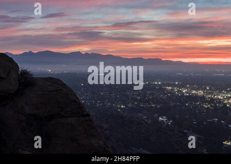 Los Angeles County, Kalifornien, USA - 15. November 2021: Sonnenaufgang über dem San Fernando Valley vom Santa Susana Pass in der Nähe von Chatsworth. Stockfoto