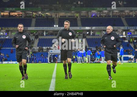 Brighton, Großbritannien. 27th. November 2021. Die Spielfunktionäre wärmen sich vor dem Premier League-Spiel zwischen Brighton & Hove Albion und Leeds United am 27th 2021. November beim Amex in Brighton, England, auf. (Foto von Jeff Mood/phcimages.com) Quelle: PHC Images/Alamy Live News Stockfoto