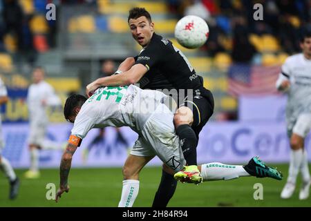 Frosinone, Italien. 27th. November 2021. FROSINONE, ITALIEN - 27. November : Andrija Novakowitsch (R) von Frosinone im Kampf gegen Michele Camporese (L) von Pordenone während des Fußballmatches der Serie A zwischen Frosinone und Pordenone Stadio Benito Stirpe am 27. November 2021 in Frosinone Italien Credit: Independent Photo Agency/Alamy Live News Stockfoto