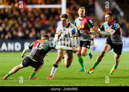 LONDON, GROSSBRITANNIEN. 27th, 2021. November. Ollie Hassell-Collins aus London Irish wird während des Spiels der Gallagher Premiership Rugby-Runde 9 zwischen Harlequins und London Irish am Samstag, den 27. November 2021 im Twickenham Stoop Stadium angegangen. LONDON, ENGLAND. Kredit: Taka G Wu/Alamy Live Nachrichten Stockfoto