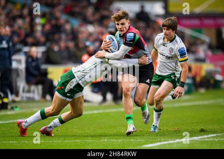 LONDON, GROSSBRITANNIEN. 27th, 2021. November. Oscar Beard von Harlequins wird am Samstag, den 27. November 2021, während des Spiels der Gallagher Premiership Rugby-Runde 9 zwischen Harlequins und London Irish im Twickenham Stoop Stadium angegangen. LONDON, ENGLAND. Kredit: Taka G Wu/Alamy Live Nachrichten Stockfoto