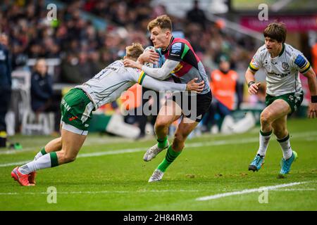 LONDON, GROSSBRITANNIEN. 27th, 2021. November. Oscar Beard von Harlequins wird am Samstag, den 27. November 2021, während des Spiels der Gallagher Premiership Rugby-Runde 9 zwischen Harlequins und London Irish im Twickenham Stoop Stadium angegangen. LONDON, ENGLAND. Kredit: Taka G Wu/Alamy Live Nachrichten Stockfoto