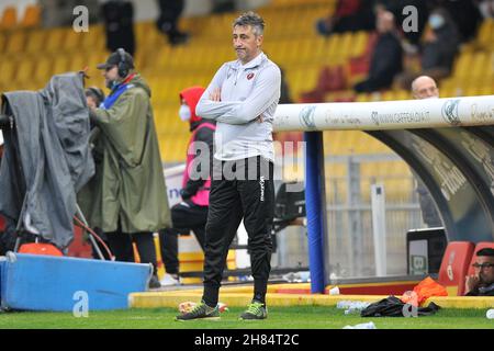 Benevento, Italien. 27th. November 2021. Alfredo Aglietti Trainer von Reggina, während des Spiels der italienischen Serie A Meisterschaft zwischen Benevento gegen Reggina, Endergebnis Benevento 4, Reggina 0, Spiel im Ciro Vigorito Stadion in Benevento gespielt. Benevento, Italien, 27. November 2021. (Foto von Vincenzo Izzo/Sipa USA) Quelle: SIPA USA/Alamy Live News Stockfoto