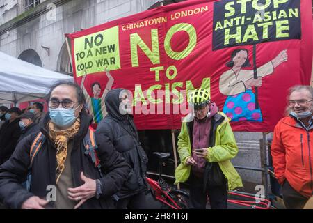 London, Großbritannien. 27th. November 2021. Bobby Chan, der 1973 aus Hongkong nach Großbritannien kam und unermüdlich daran gearbeitet hat, die chinesischen Opfer von Einwanderungsregeln, Polizeiarbeit und Rassismus zu unterstützen (links). Eine Kundgebung in der Gerrard Street im Herzen von Londons Chinatown fordert einen Stopp des Anstiegs von Rassenmissbrauch und Gewalt sowie der Bedrohung durch einen neuen Kalten Krieg gegen China. Zu den Rednern gehörten ein Chinese, der einen gewalttätigen Rassenangriff erlitten hatte, chinesische Gemeindeorganisatoren und andere. Peter Marshall/Alamy Live News Stockfoto